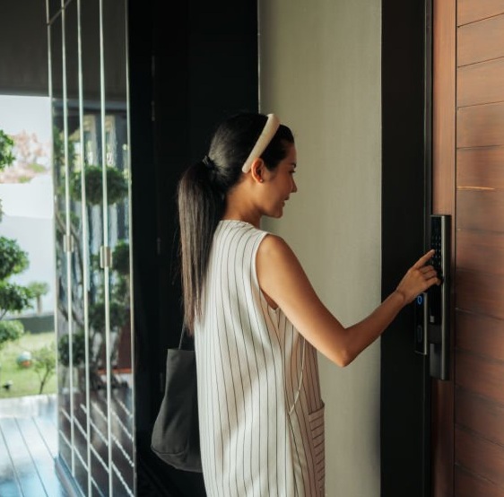 Μοντέρνα είσοδος Airbnb με έξυπνη κλειδαριά